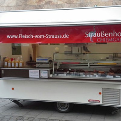 Samstags in München-Schwabing: frisches Straußenfleisch auf dem Bauernmarkt am Fritz-Hommel-Weg kaufen